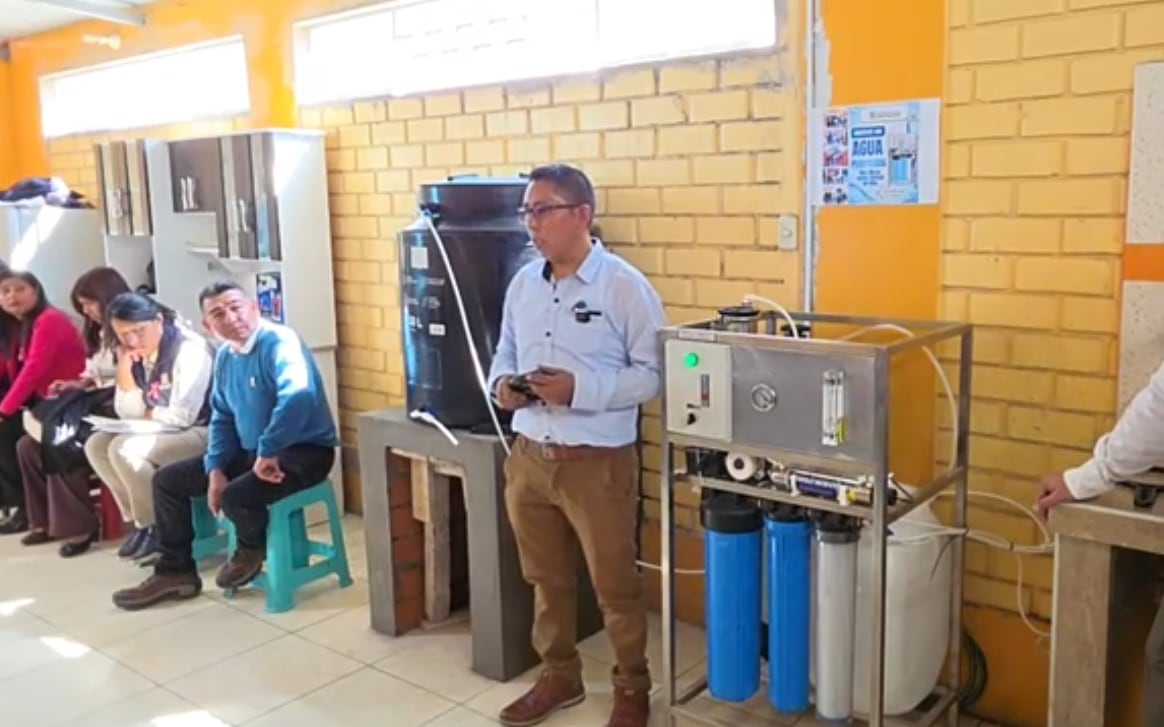 Deán Valdivia instala equipos para purificar agua en cinco colegios ante contaminación de agua
