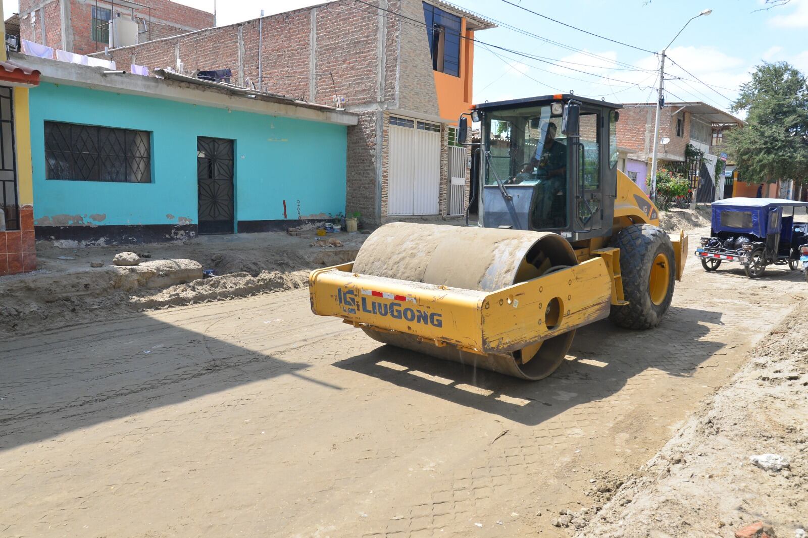 Obra de pistas y veredas en el asentamiento Víctor Raúl de Piura
