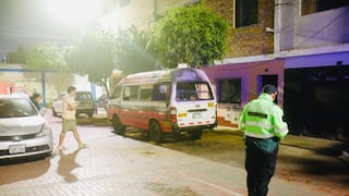 Atacan y prenden fuego a una combi en el Callao (GALERÍA)