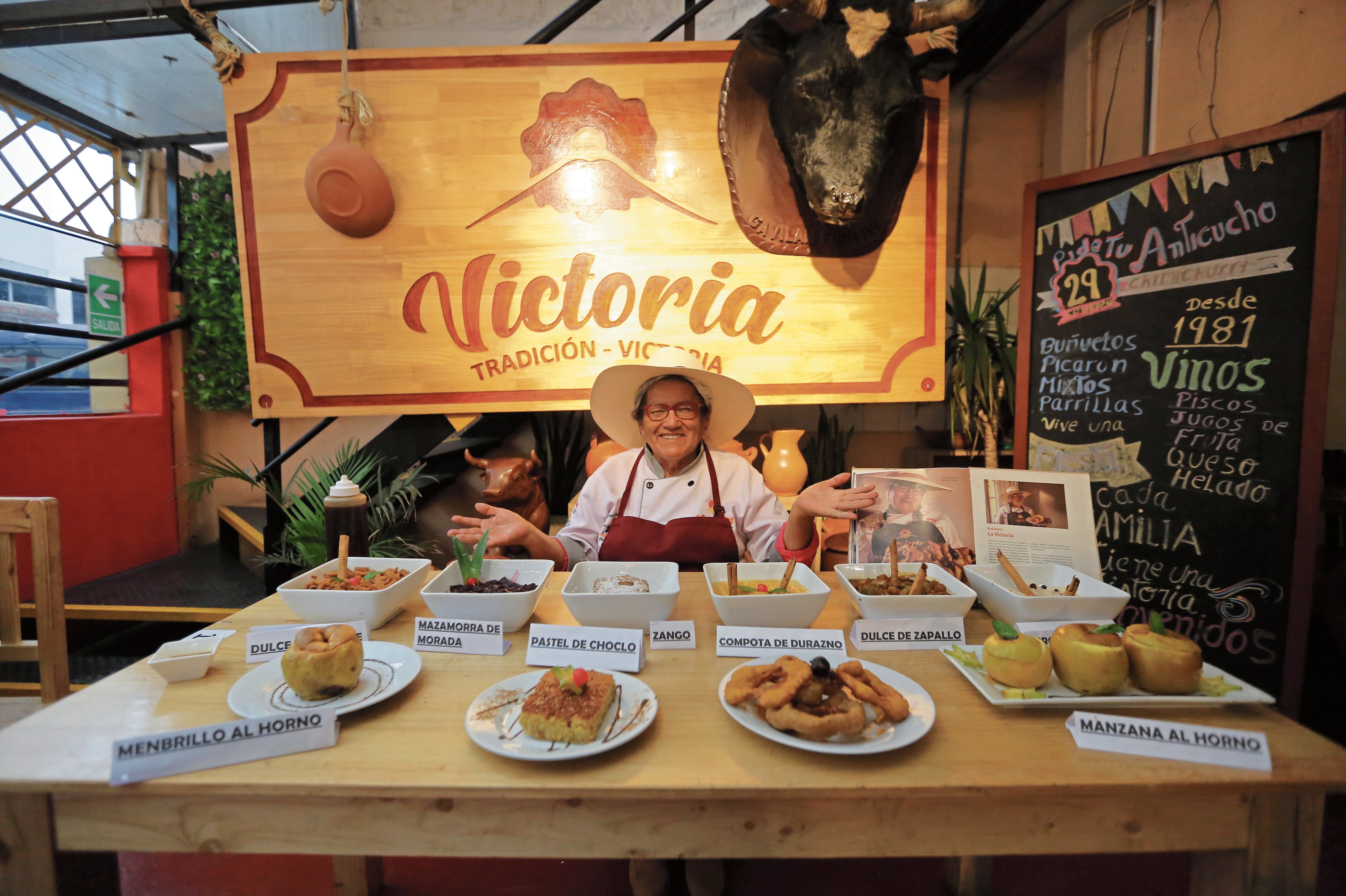 Victoria Anco luce la variedad de postres que se ofrecen en su local. (Foto: Leonardo Cuito)