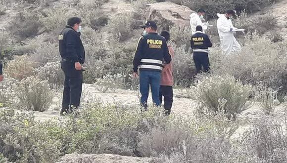 Policía investiga hallazgo de cuerpo de mujer en terreno abandonado. (Foto: Difusión)