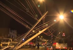 Accidente en Comas: Choque contra postes de alta tensión genera riesgo de corte de luz