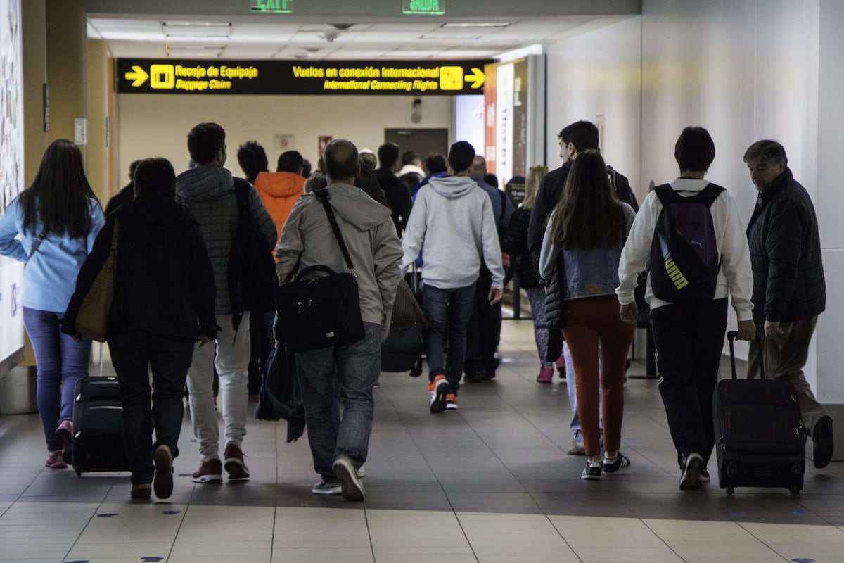 La entidad recordó qué compensaciones y alternativas deben ofrecer las aerolíneas ante demoras, cancelaciones y sobreventa de pasajes. Entre enero y agosto de 2026 recibió 3466 reclamos vinculados al transporte aéreo.