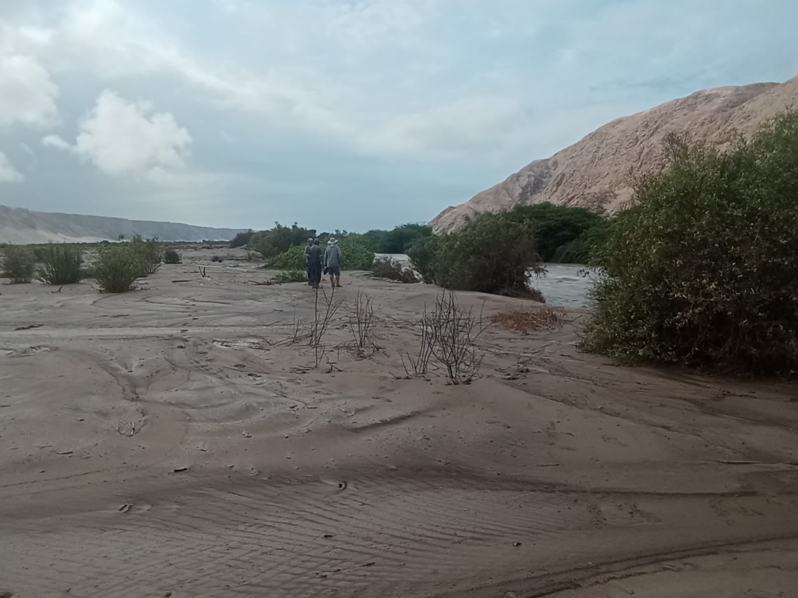 Desborde del Río Anexo de Pescadores, en Ocoña, provincia de Camaná, pone en peligro a pobladores. Foto: Municipalidad de Ocoña.