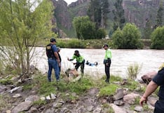 Policías rescatan vehículo que era arrastrado por el río Vilcanota en Cusco