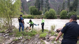 Policías rescatan vehículo que era arrastrado por el río Vilcanota en Cusco