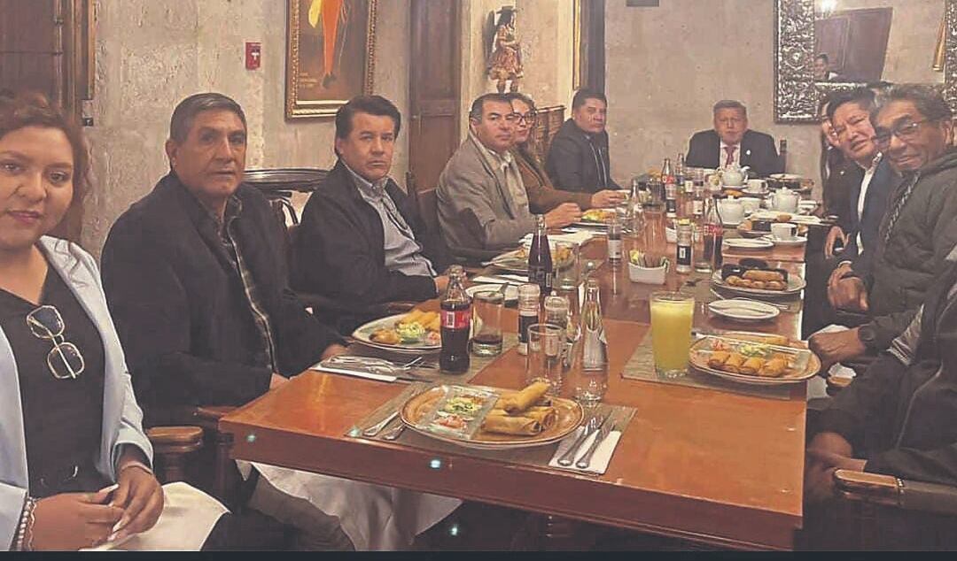 Alcalde Víctor Hugo Rivera, su asesor Adolfo Donayre y Ericka Copara se reunieron con César Acuña. (Foto: GEC)