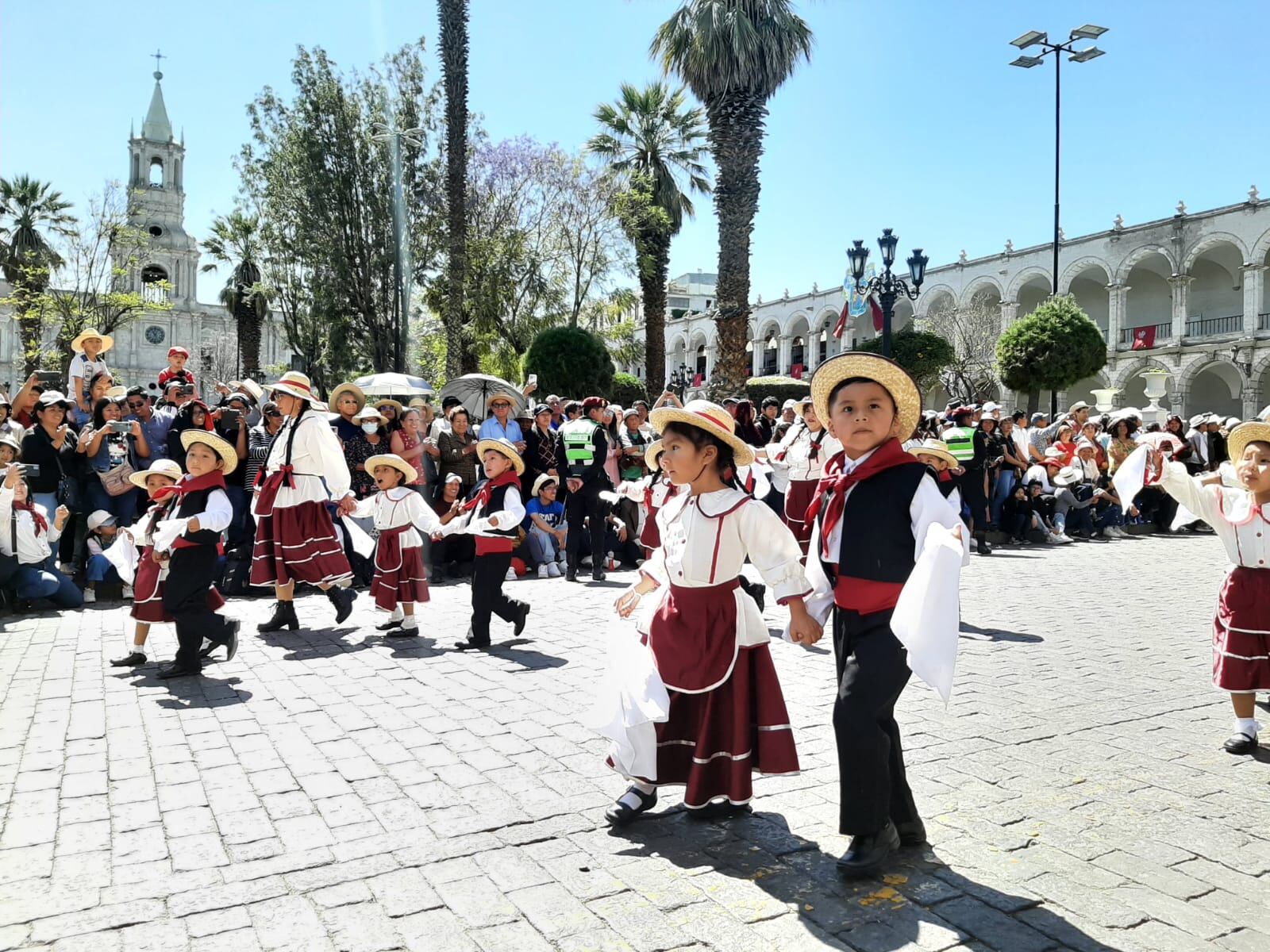 Estudiantes de diferentes colegios participaron de un desfile en la Plaza de Armas. (Foto: GEC)