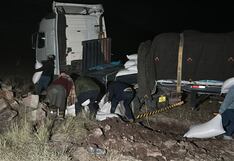 Puno: Pobladores saquean parte de la mercadería tras la fallida intervención a un tráiler