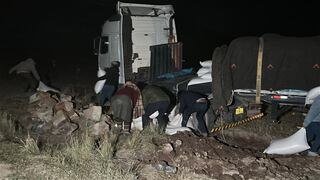Puno: Pobladores saquean parte de la mercadería tras la fallida intervención a un tráiler