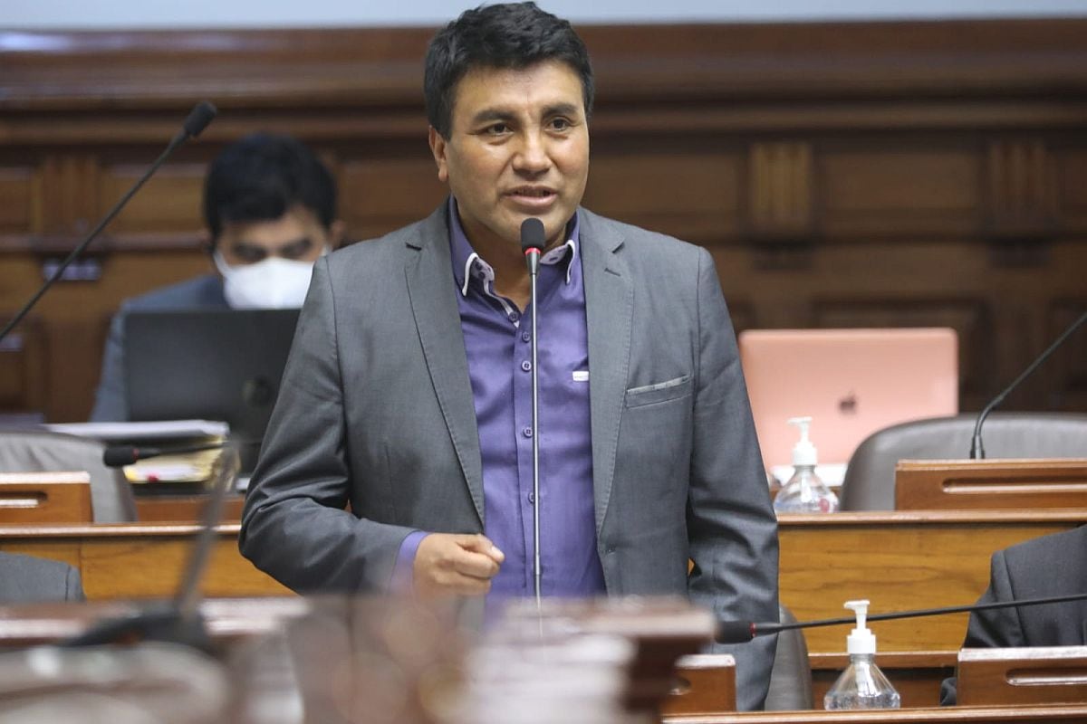 Oscar Zea fue el tercer congresista en dejar el Bloque Magisterial para sumarse a Somos Perú esta semana. (Foto. Congreso)
