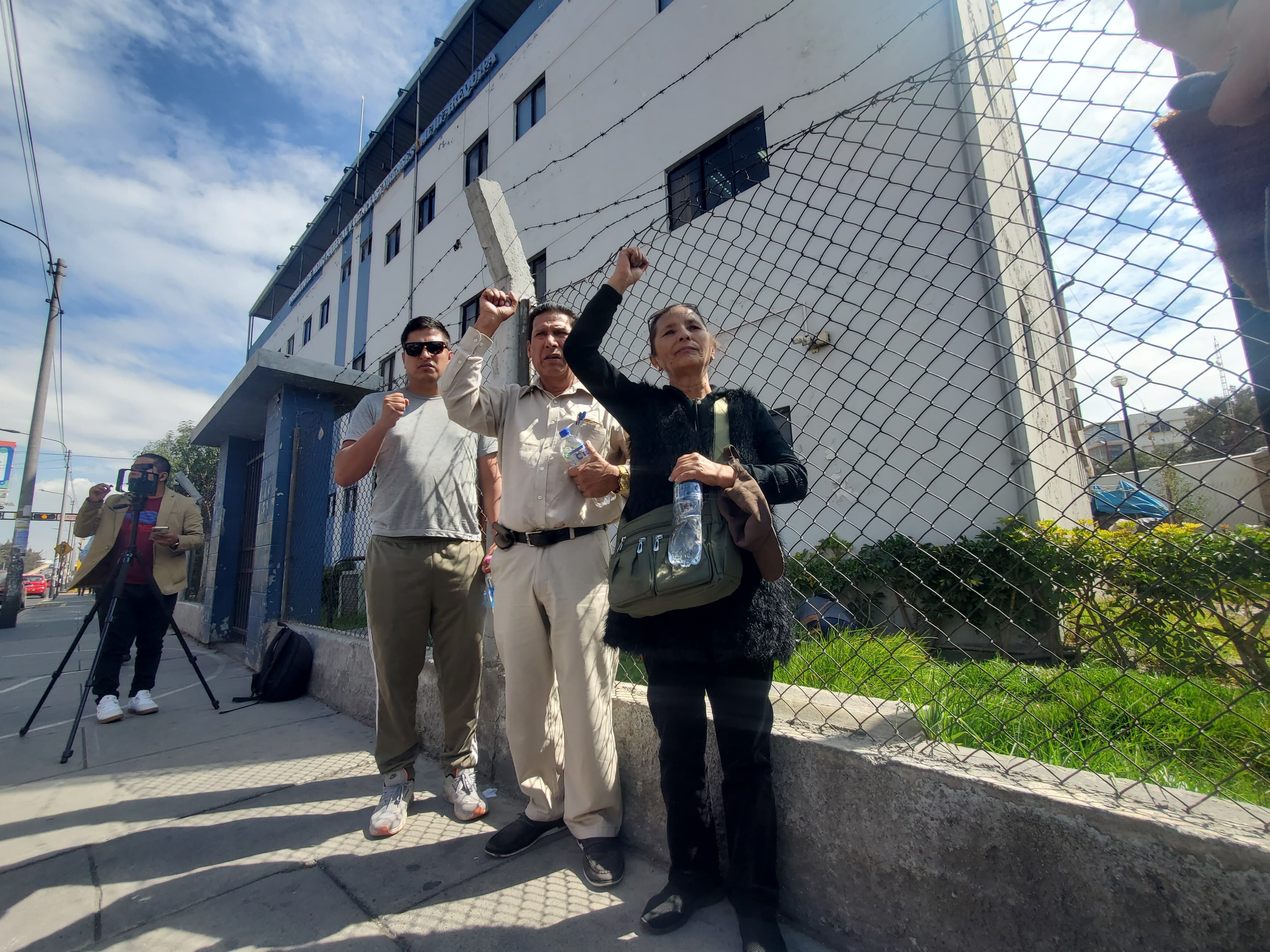 Familiares de Shirley en la morgue. Foto: GEC