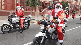 Policías se visten de Papá Noel en Tacna