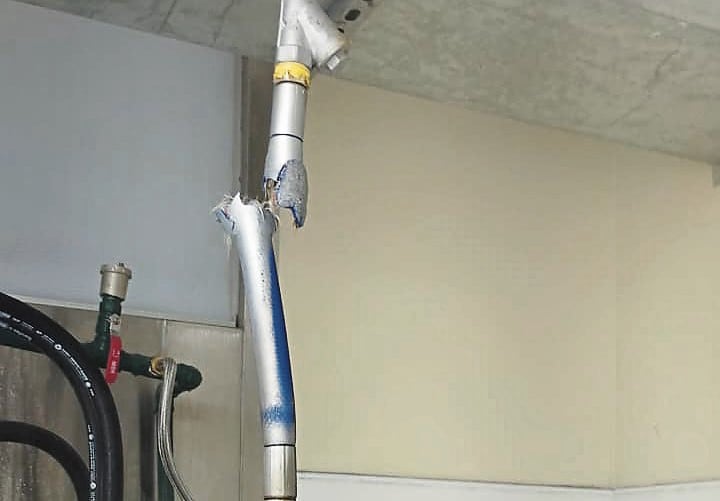 Tubería rota en hospital Honorio Delgado. Foto: Honorio Delgado.