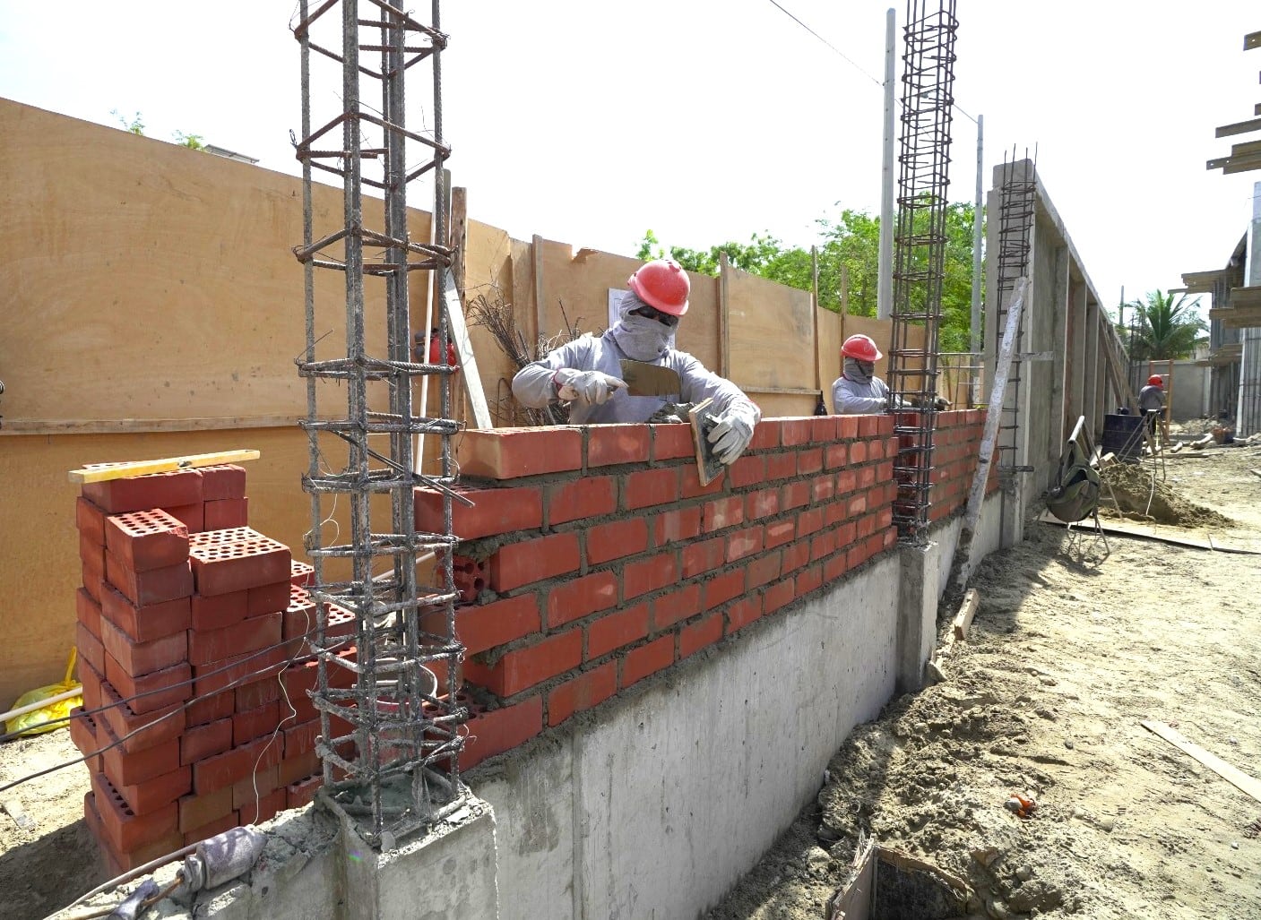 Empresas del sector minero, del sector financiero, entre otras, participan en la ejecución de proyectos bajo la modalidad de Obras por Impuestos, como colegios, comisarías, carreteras. Foto: Difusión.