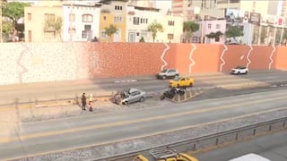 Miraflores: Auto se empotra contra baranda en la vía expresa de Paseo de la República