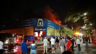 Incendio consume el local de Maviplac en Piura