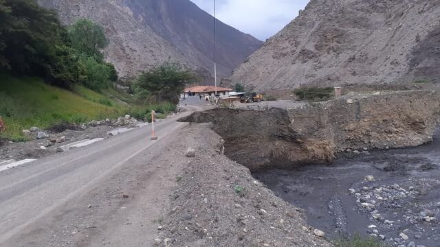 Vía se derrumba a la mitad tras crecida de río Tablachaca en Áncash