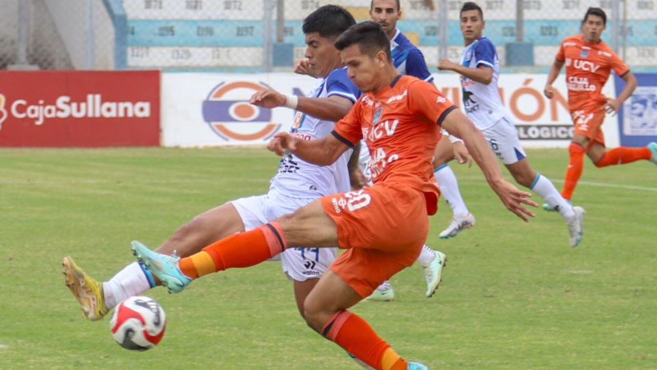 El "Paiche" Osnar Noronha luchando un balón dividido con la defensa "churre". (Foto: Club UCV)