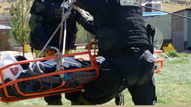 Puno: Policía y bomberos rescataron a joven que cayó de puente