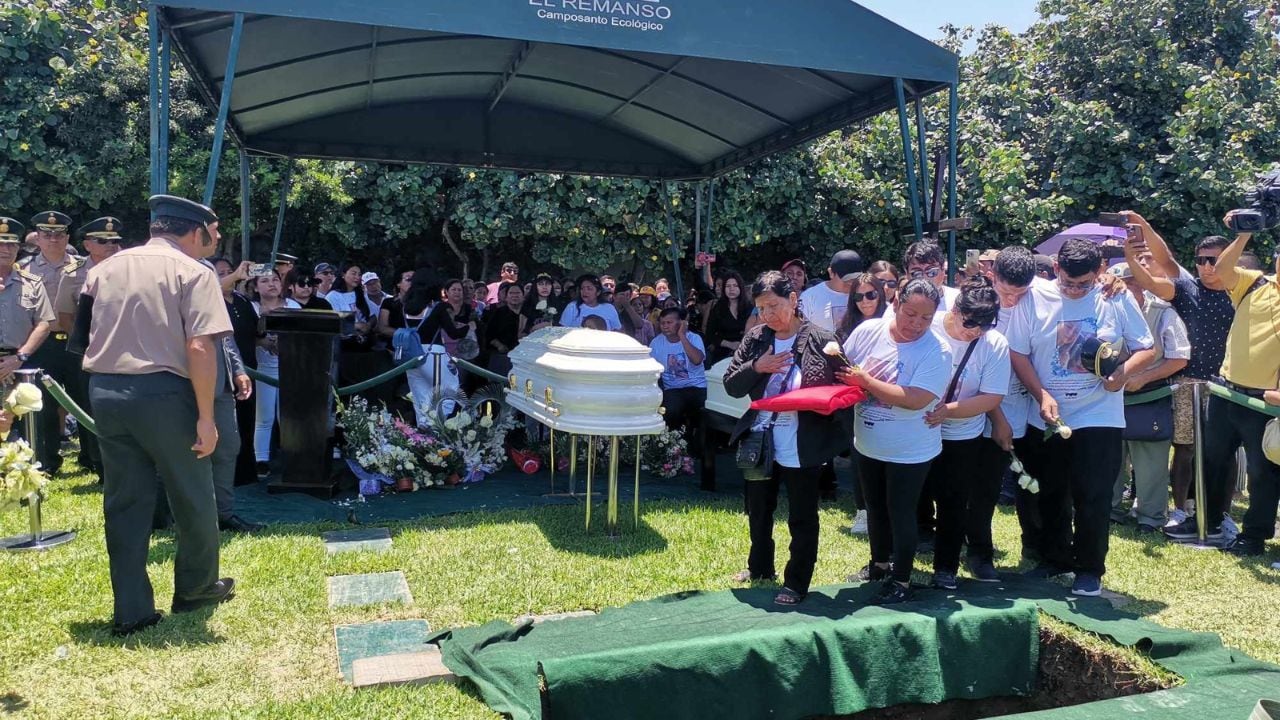 Los restos de los seis fallecidos en centro comercial fueron sepultados ayer en cementerios de Huanchaco. Amigos y familiares de difuntos exigen justicia. (Foto: Alan Benites)