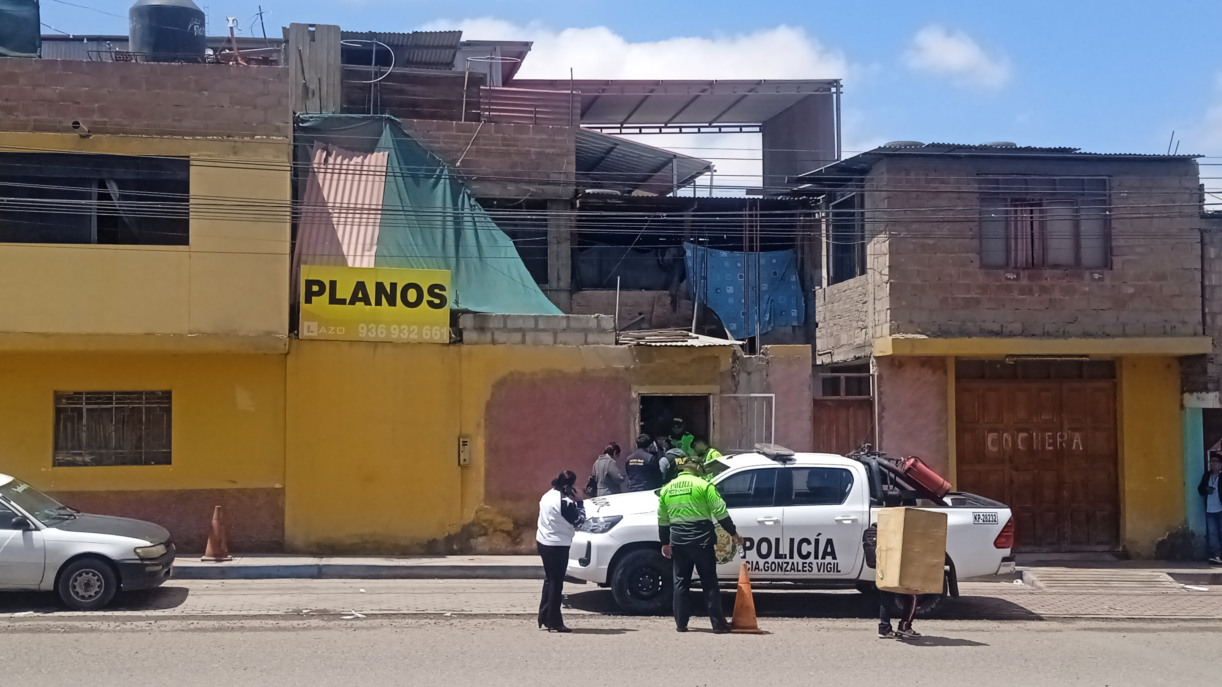 Policías y fiscales ingresaron por una puerta que colinda con la avenida Grau