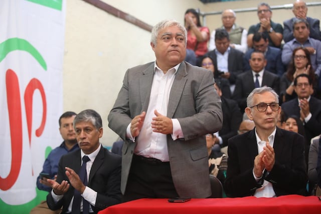 Roberto Sánchez presenta a su equipo técnico y asegura que gobernará con el nuevo plan de consenso (Fotos: Diana Marcelo/GEC)