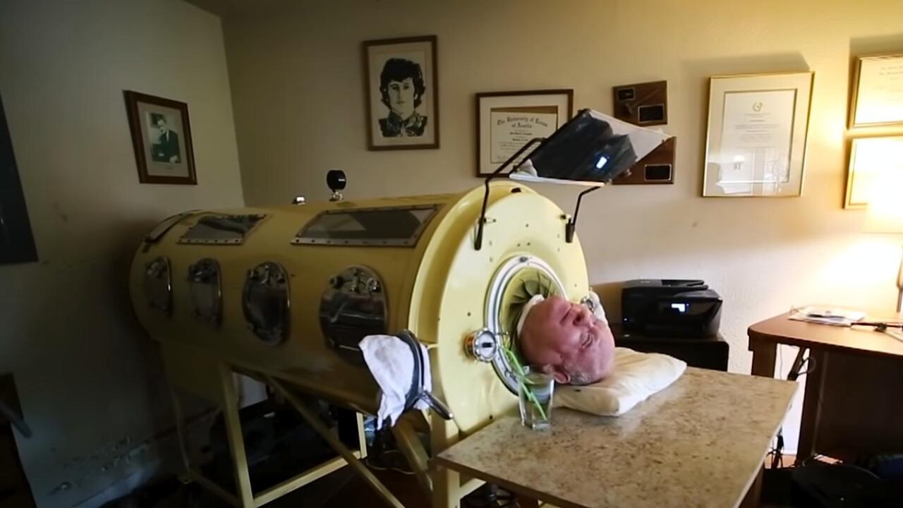 Paul Alexander en un 'pulmón de acero'.