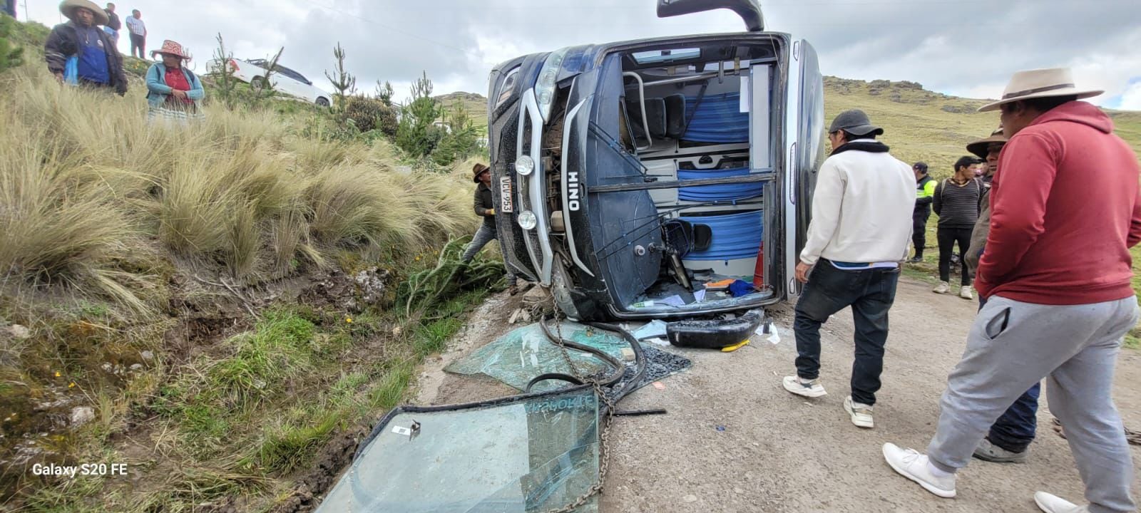 El accidente ocurrió en la vía Livitaca–Combapata cuando un vehículo de servicio interprovincial que se dirigía a Chamaca sufrió un despiste y vuelco. La Policía investiga las causas del hecho.