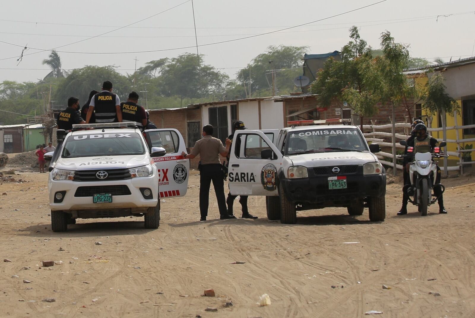 El exjefe del Divincri de Piura, Alfonso Llanos, indicó que el gobierno se preocupa más de temas políticos y no les importa la seguridad ciudadana. Además, que los congresistas por Piura deben modificar leyes para no dejar ingresar a extranjeros delincuentes que están acantonados en Piura y Sullana para delinquir.