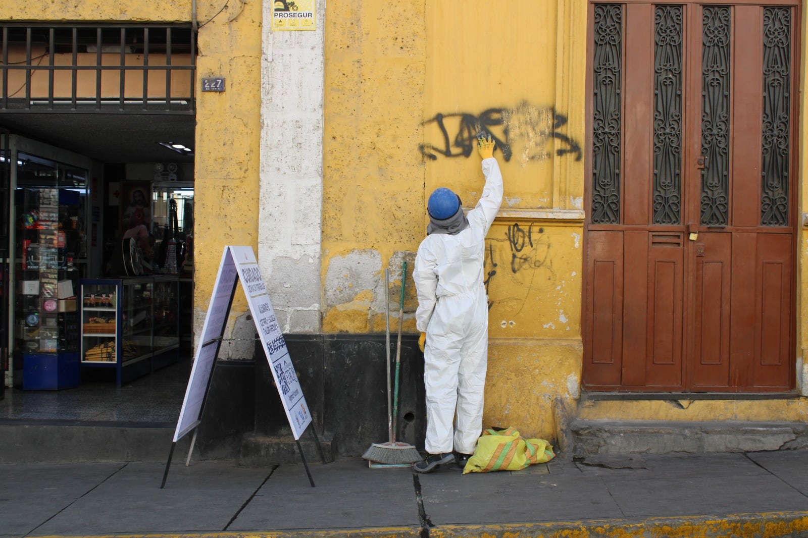 Estudiantes de la Escuela Taller Arequipa intensifican acciones en el Centro Histórico. Foto: Municipalidad Provincial de Arequipa.