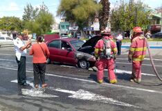 Conductora se salva de morir tras incendiarse su auto en plena avenida Grau, en Tacna