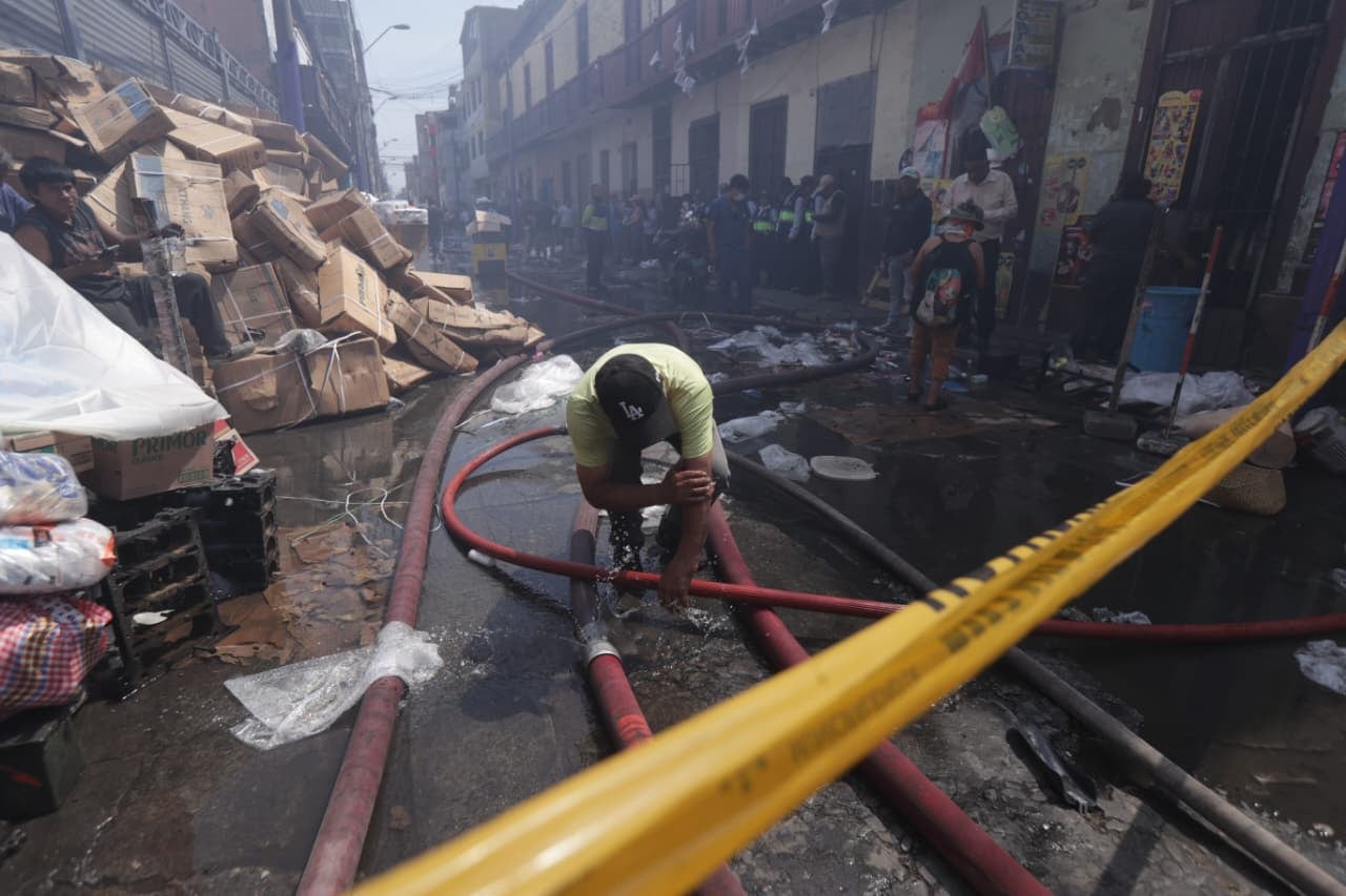 Quince unidades de bomberos acudieron a la emergencia debido al alto riesgo que representa este tipo de material inflamable. Fotos Jesús Saucedo /@photo.gec