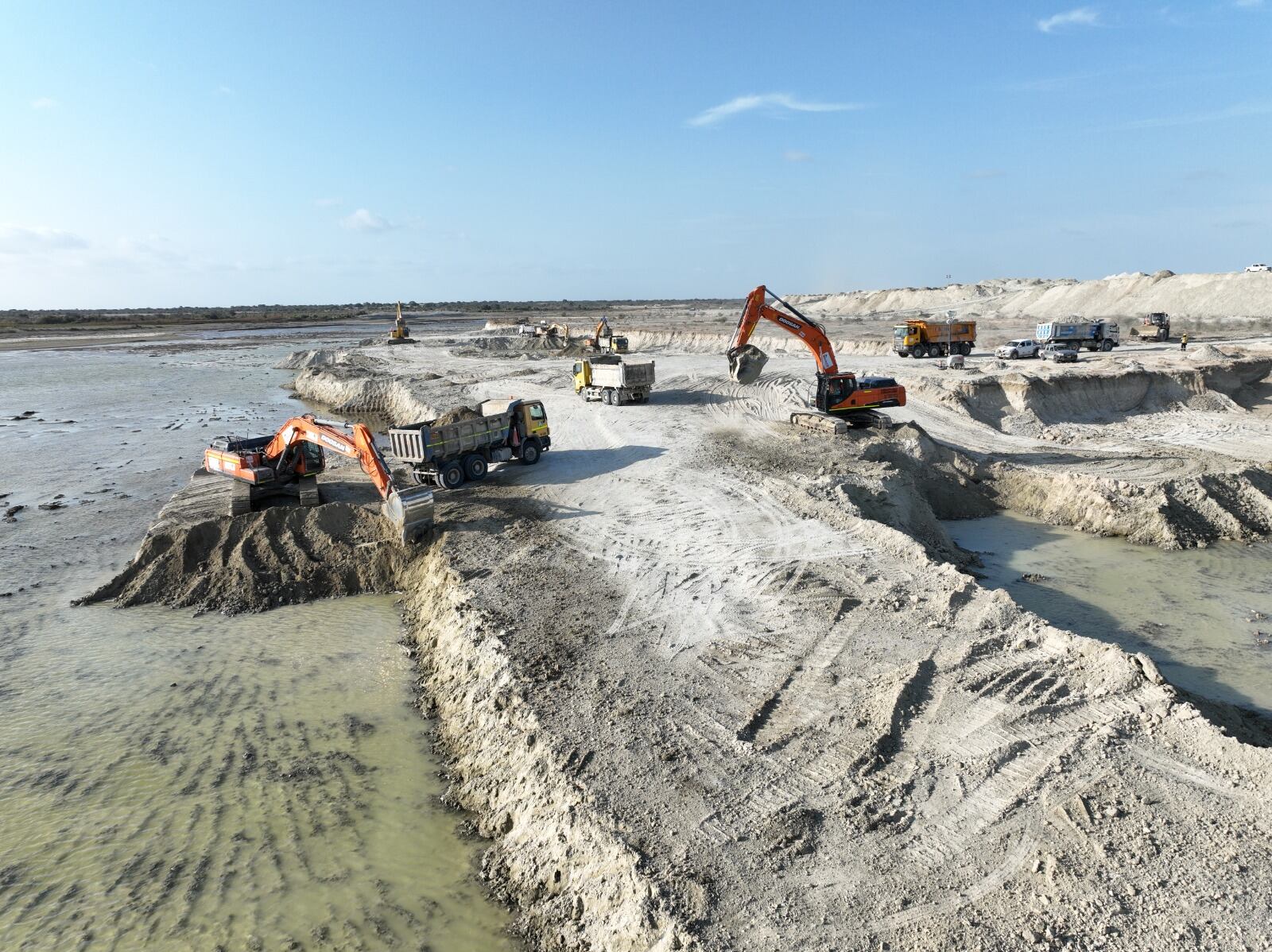 Ante el incumplimiento de obligaciones contractuales en el servicio de limpieza y descolmatación del canal Chutuque y protección Virrilá en el río Piura, la Autoridad para la Reconstrucción con Cambios (ARCC) recién optó por resolver el contrato con el Consorcio Solin, cuando pudo haberlo hecho mucho antes. La empresa solo avanzó el 30% de la obra