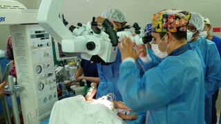 Médicos realizan operación para separar a siameses que nacieron unidos por la cadera, en Arequipa (VIDEO)