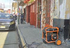 Huancayo: Con motores, velas y hasta celulares alumbran sus negocios tras corte de energía eléctrica