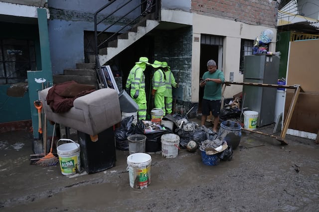 Keiko Fujimori inspecciona zonas afectadas por lluvias en Villa María del Triunfo