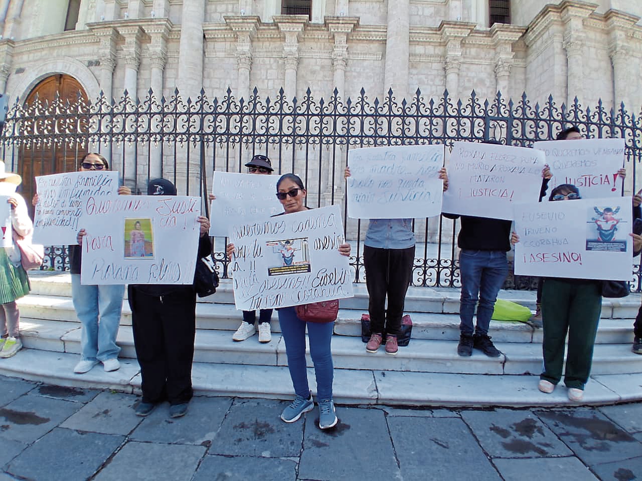 Familiares protestaron por medida judicial y esperan justicia para Roxana Flores, en Cerro Colorado. Foto: GEC.