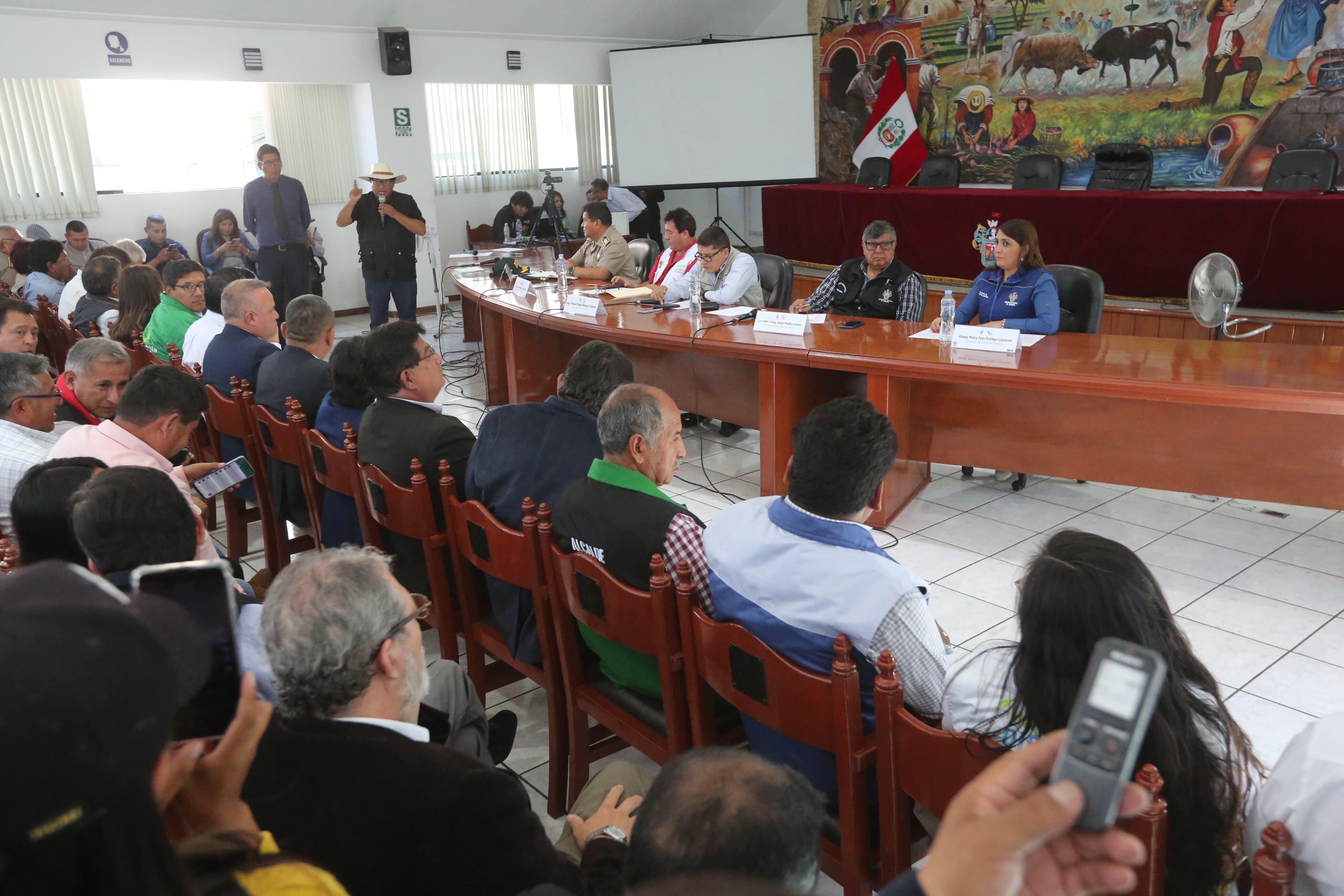 Alcaldes se reúnen para exigir medida por seguridad ciudadana, no se presentó el gobernador. (Foto: GEC)