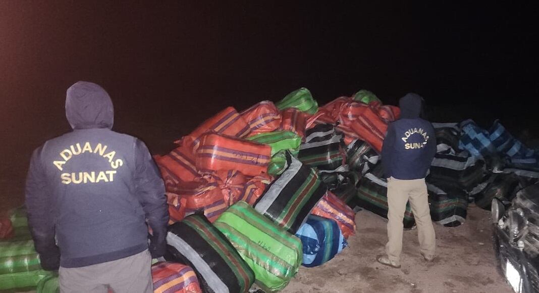 Aduaneros incautan 160 fardos de prendas usadas importadas en el sector Laguna Blanca en el distrito de Palca