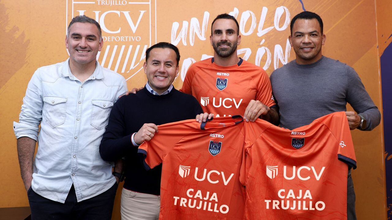 Carvallo junto a la directiva vallejiana. (Foto: Club UCV)