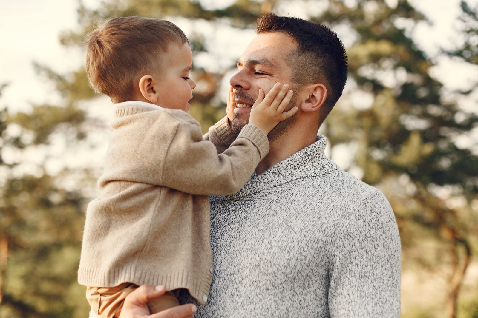 En el marco del Día del Padre, expertos destacan la importancia de reconocer hábitos aprendidos durante la infancia para construir relaciones más cercanas, saludables y afectivas con los hijos.