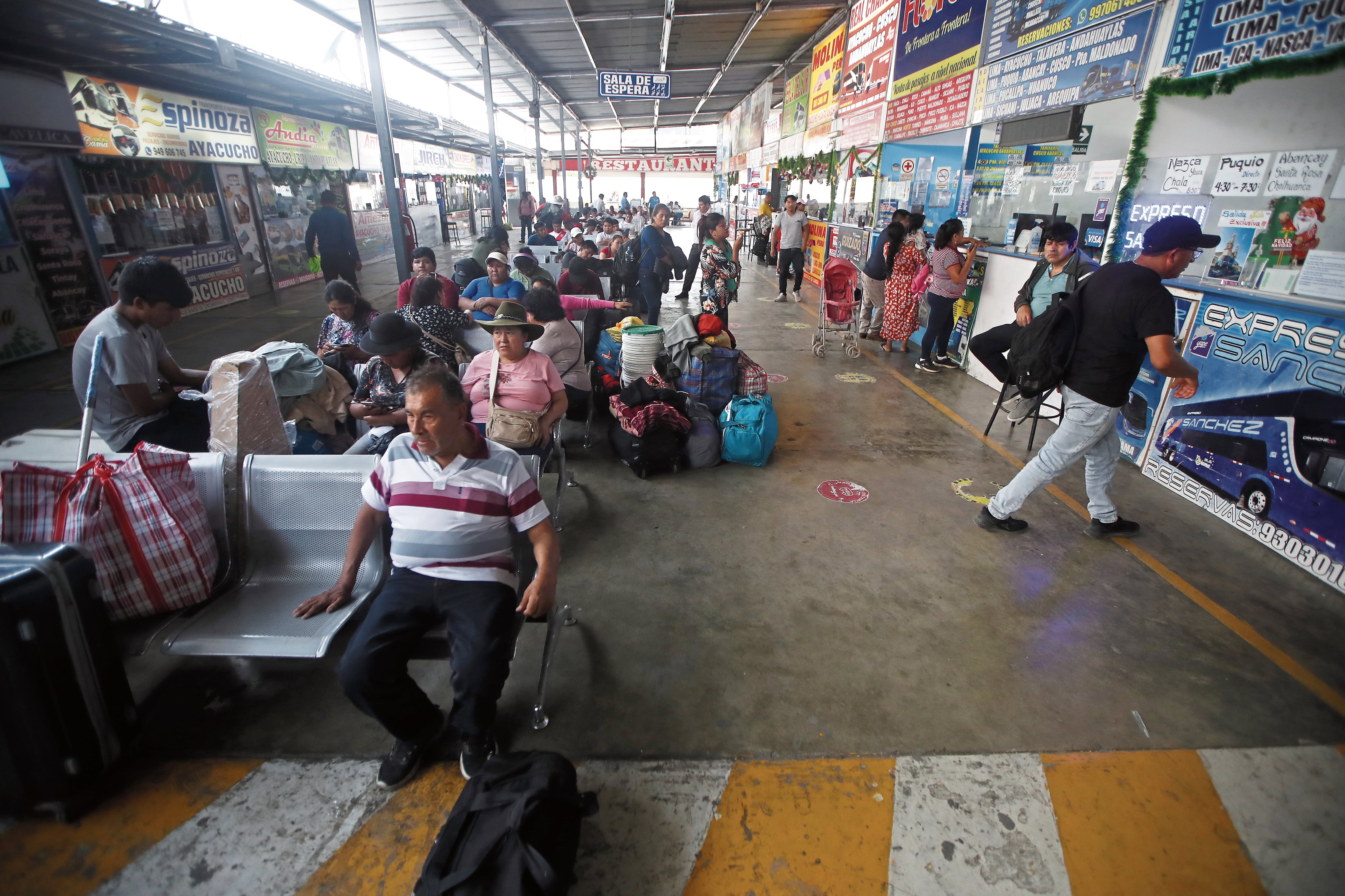 Pasajeros denunciaron situación en Atocongo y Yerbateros, dos de los principales puntos de salida de Lima. Exigieron medidas a las autoridades.