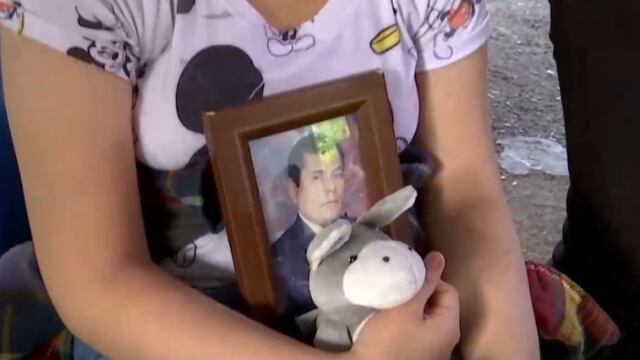 Niña de 9 años fue a vacunarse llevando la foto de su papá fallecido por COVID-19 (VIDEO)