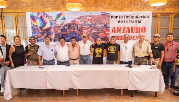 Antauro Humala, jefe del partido que lleva su nombre, posa con dirigencia de su organización tras reiterar que es "un simple militante de base".
