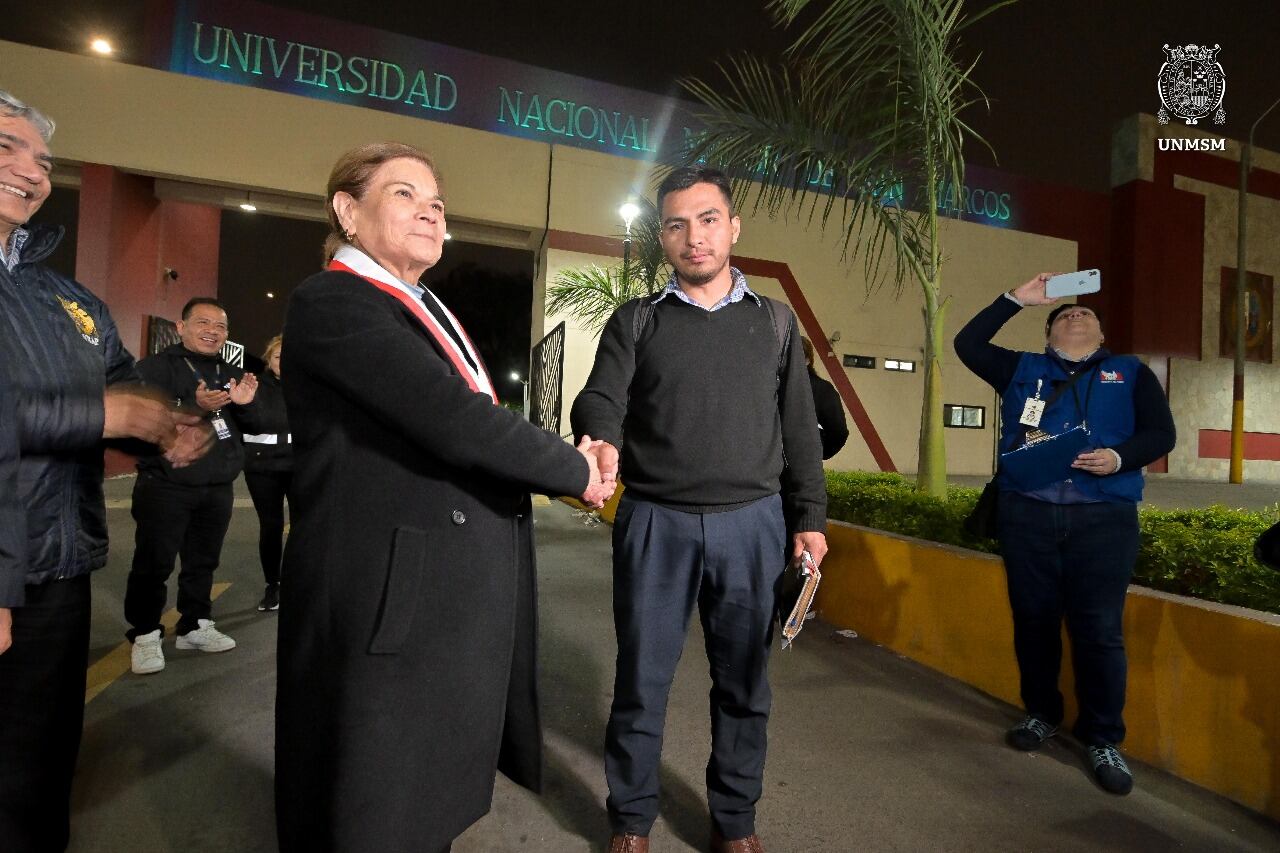 La rectora Jeri Ramón y representantes estudiantiles firmaron un acta que garantiza el retorno a clases y mejoras en beneficio de la comunidad sanmarquina.