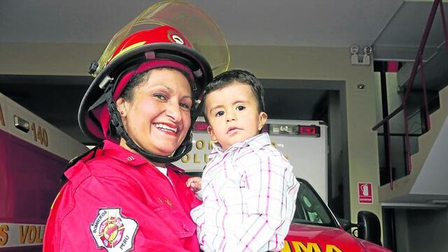 Día de la Madre: Pahola cuenta los retos que vive cada día como mamá y bombera