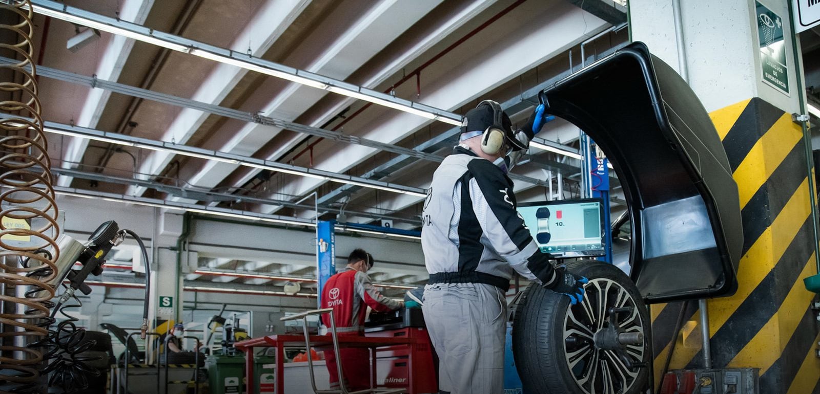 Altas temperaturas, trayectos largos y sobrecarga del vehículo hacen indispensable una revisión preventiva antes de salir a carretera en fiestas de fin de año.