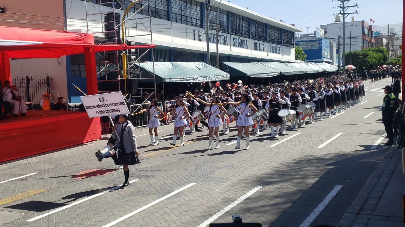 Los estudiantes de colegios de Arequipa participan de desfile. (Foto: Omar Cruz)
