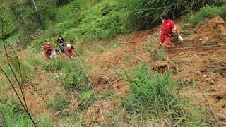 Maquinista que limpiaba carretera afectada por huaico, muere al caer a abismo de 200 metros (VIDEO)
